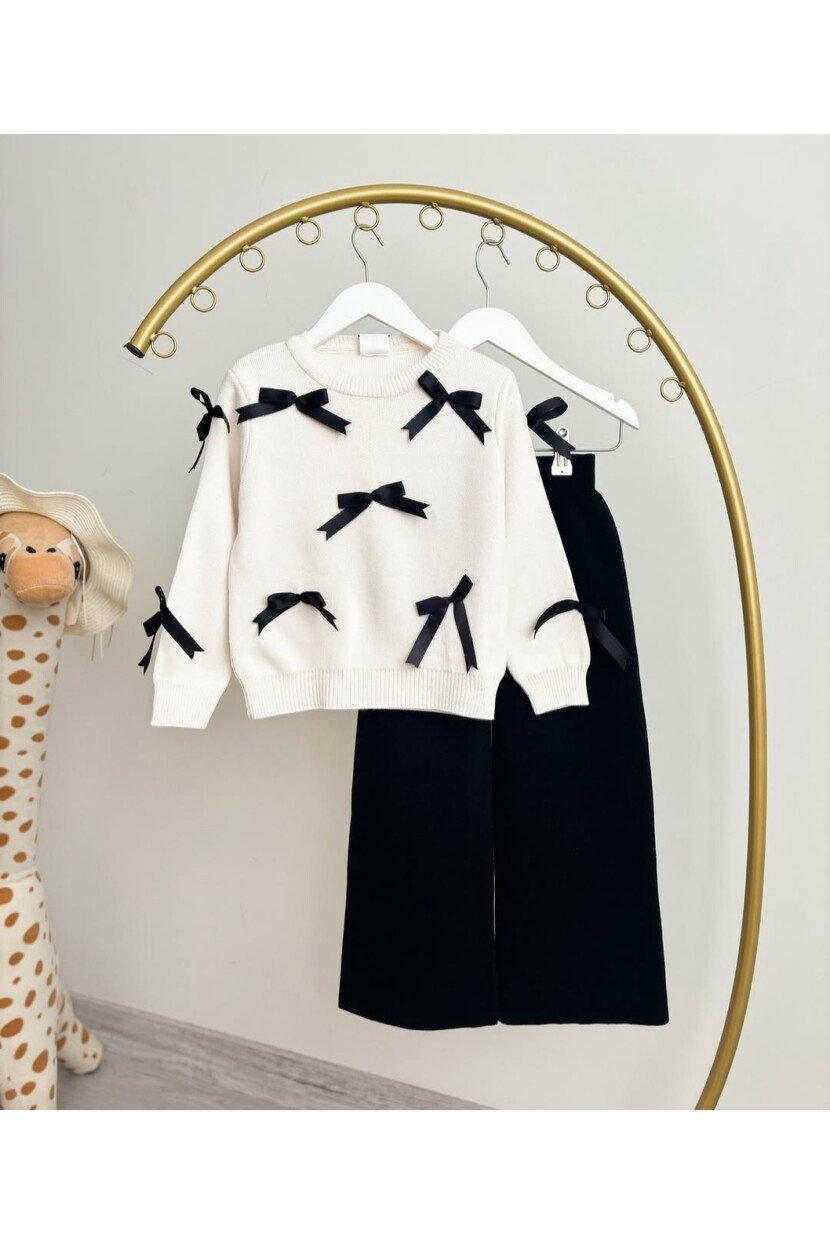 KIZ SİYAH FİYONK DESENLİ TRİKO TAKIM