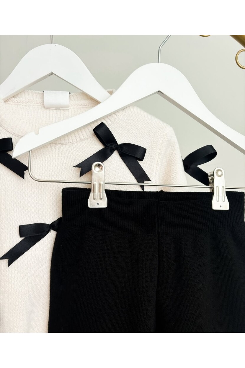 KIZ SİYAH FİYONK DESENLİ TRİKO TAKIM