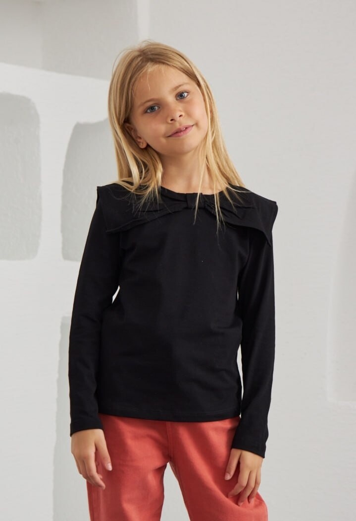 KIZ SİYAH FİYONK YAKALI T-SHİRT