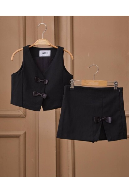 FİYONK DETAYLI YELEKLİ ŞORTLU TAKIM